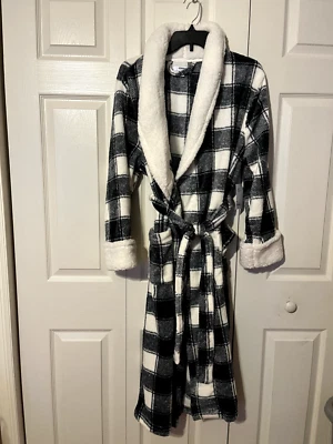 Bata Larga Sonoma Goods For Life Blanca y Negra Búfalo A Cuadros Felpa Talla Pequeña Nueva con Etiquetas Foto 1 de 4