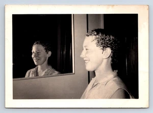 Vintage Photograph Woman Styling Hair w/ Bobby Pins in Bathroom Mirror - Foto 1 di 2