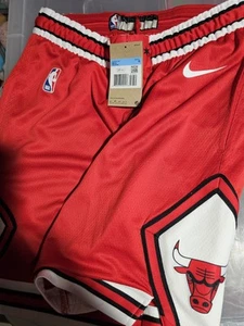 Chicago Bulls Shorts Red Mens Size 34 - Picture 1 of 2