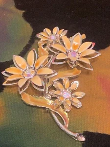 Vintage Daisy Bouquet Flower Brooch with Rhinestones signed Cora - Picture 1 of 8