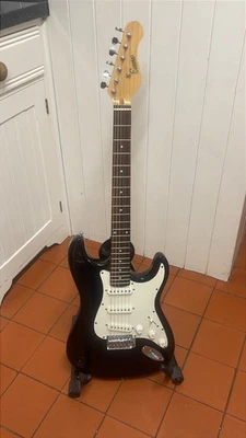 Guitarra Eléctrica Estilo Strat Encore Negra con Bolsa, Apta para Principiantes, Suena Bien  Foto 1 de 4