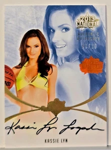 Kassie Lyn #8 von 10 hergestellt ~ 2013 2015 national signierte Karte ~ Bankwärmer - Bild 1 von 2