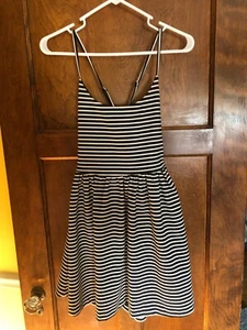 GUESS LOS ANGELES Fit & Flare Kleid ärmellos weiß schwarz gestreift Größe 2 neu mit Etikett - Bild 1 von 12