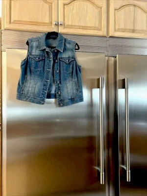 MACY'S STYLE & CO “JEANS CHALECO” DENIM RETRO ESTILO WESTERN/MOTO AZUL DESTEÑIDO Talla M Foto 1 de 4