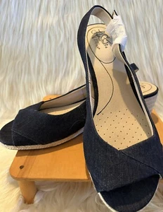 Life Stride Socialite. Denim Fab Schlinge mit Rückenkeilabsatz. Marineblau mit Strohabsätzen. - Bild 1 von 11