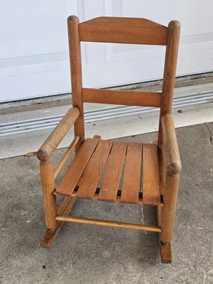 Mecedora asiento de listones de madera vintage tamaño infantil asiento extraíble para limpieza Foto 1 de 4