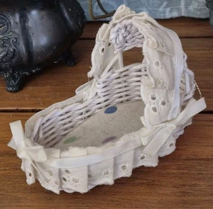 Vintage Miniatur weiße Korbpuppe Stubenwagen/Weihnachtsbaumschmuck 4" Gingham, Schleifen - Bild 1 von 11