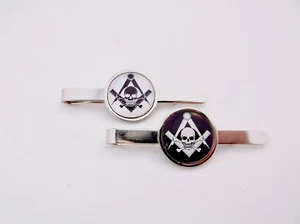 SKULL & BONES CROSSBONES FREEMASONRY SQUARE COMPASSES BADGE TIE SLIDE GRIP BAR - Picture 1 of 6