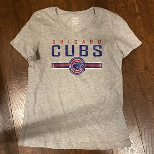 Chicago Cubs Classic Gray V-Neck T-Shirt w/ Shiny Lettering Size XL 14/16 NWT - Picture 1 of 3