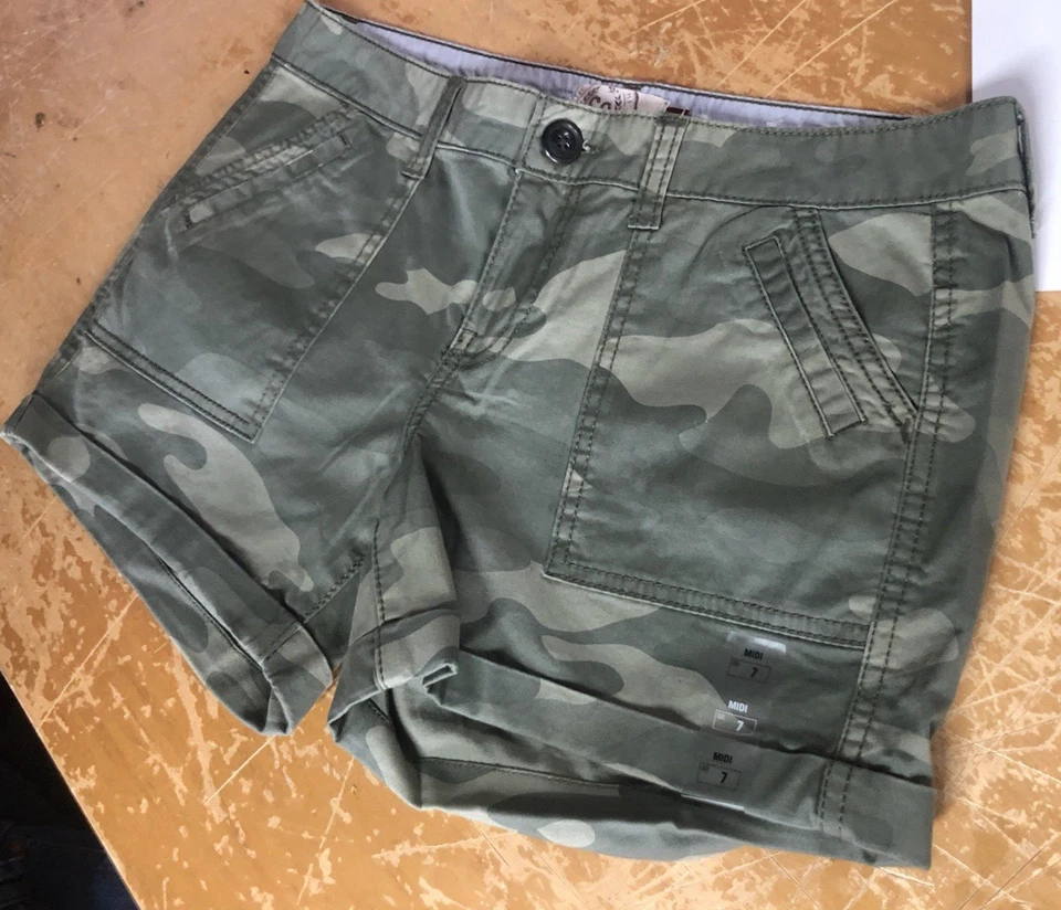 new SO Midi Camo Green Low-Rise Cuffed 4” Bermuda Shorts Womens Jrs 7 Stretch - Image 1 of 4