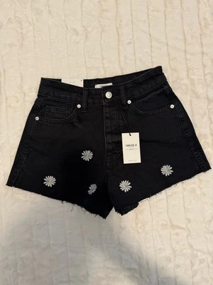 Pantalones cortos de mezclilla Forever 21 negros bordados margarita tiro alto para mujer 25 nuevos con etiquetas Foto 1 de 4