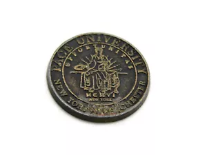 Pin Pace University New York West Chester tono dorado falta espalda - Imagen 1 de 4