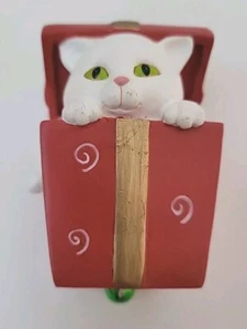 Weißes Kätzchen Katze in roter Geschenkbox Gold Schleife Weihnachtsschmuck Glocke Glockenspiel Keramik - Bild 1 von 8
