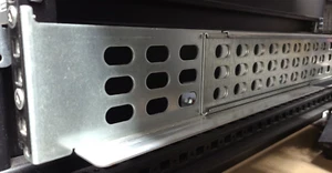 APC 2U/3U Smart-UPS Rail Kit Lewa/prawa szyna Zestaw par, bez śrub - Zdjęcie 1 z 2
