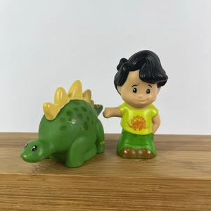 Fisher Price Little People KOBY RARE grünes Dinosaurier Shirt und grüner Stegosaurus - Bild 1 von 13