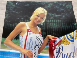 Traje de baño vintage años 90 Budweiser Bud cerveza ligera cerveza sexy niña piscina promoción tienda póster - Imagen 1 de 12