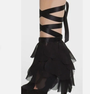 En caja WOLFORD WHITE pétalos de gasa y corbatas para piernas de ballet de satén £110 cintas para atar Foto 1 de 4