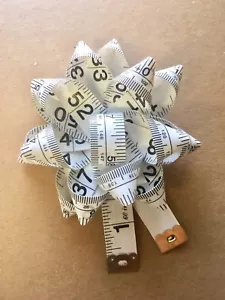 Spilla misura nastro spilla distintivo regalo artigianale kitsch novità sarta fatta a mano - Foto 1 di 4