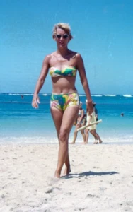 Hermosa mujer rubia 1966 2 piezas bikini cachemira playa 35 mm color diapositiva - Imagen 1 de 4