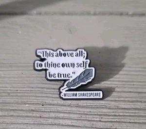 "This Above All; To Thine Own Self Be True" - Shakespeare - Spilla Smaltata - NUOVO - Foto 1 di 2
