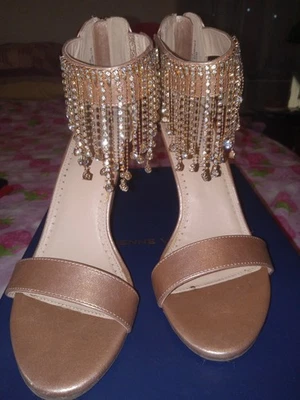 Zapatos de tacón alto para mujer talla 8 dorados con pedrería brillantes de Adrienne Vittadini Foto 1 de 4