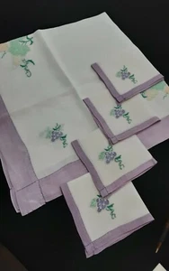 De colección. Mantel de almuerzo hecho a mano con 4 apliques de servilletas y bordado de uva. - Imagen 1 de 10