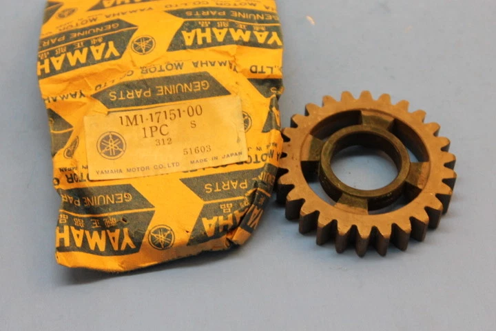 Nuevo de Lote Antiguo Yamaha 5to Piñón Engranaje DT250 DT400 IT400 PIEZA # 1M1-17151-00-00 Foto 1 de 1