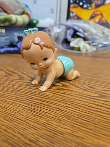 💥Vintage Tomy 1977 Wind Up Crawling Baby Teal Bow&Diaper Working Condition 💥 - Bild 1 von 2