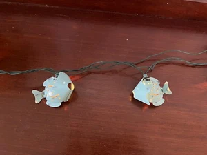 "Cuerda de luces de pez de metal azul cabeza y colas móviles 72"" 10 peces" - Imagen 1 de 6