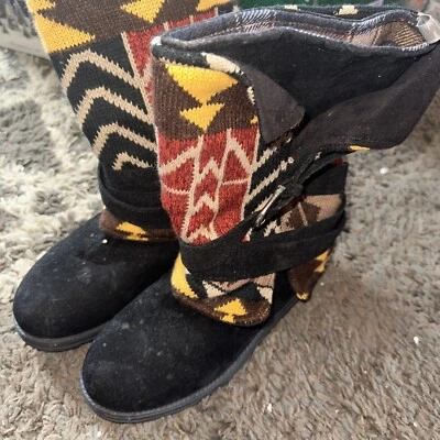 NWT Muk Luks $99 NIKKI 3-in-1 Styles Black/GEOMETRIC Blanket/Sweater Boots 7 M - Image 1 of 4