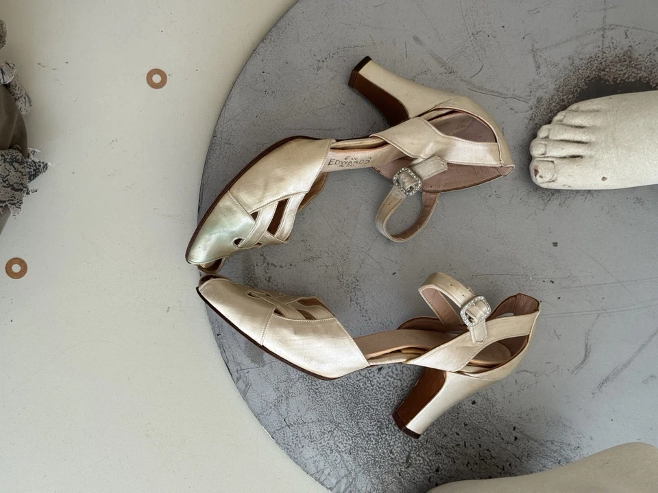 Bombas de boda antiguas de seda de los años 30-tacones-flapper-estrería-marfil-puntera abierta-1933 Foto 1 de 4