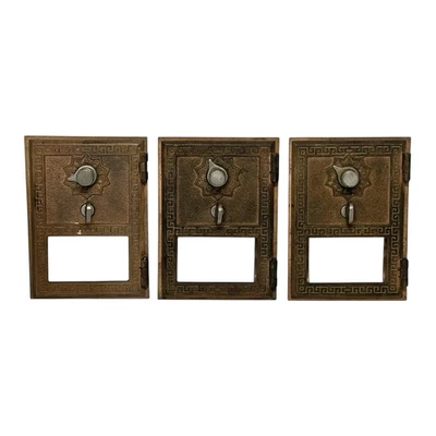 PUERTAS DE BUZÓN DE CORREO ANTIGUAS DE LATÓN DE OFICINA DE CORREOS DE EE. UU. - LOTE DE 3 Foto 1 de 4