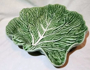 Bordallo Pinheiro grünes Kohlblatt mit Fuß 11" Servierschale Portugal Majolika - Bild 1 von 4