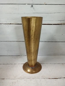Jarrón vintage de latón de 9" de alto cónico de mediados de siglo estilo moderno soporte para flores de metal - Imagen 1 de 6