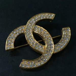 CHANEL CC Logo Rhinestone Gold Tone Brooch/6BD0965 - Imagen 1 de 8