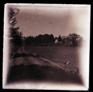 (1) ONE EARLY 1900s GLASS NEGATIVE; DIRT ROAD WITH HOUSE IN DISTANCE. - Picture 1 of 1
