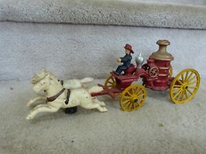 REPRODUCTION IMPRESSIONNANTE jouet peint en fonte wagon de pompiers tiré par un cheval 12,5"