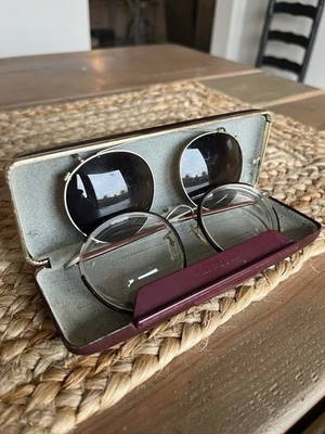 Anteojos vintage con estuche y accesorio para gafas de sol.   Lentes no vintage Foto 1 de 4