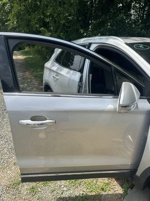 Conjunto de puerta delantera Lincoln MKC 15-19 lado derecho del pasajero plateado UX OEM Foto 1 de 2