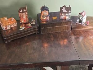 (5 Stück + Zubehör) Abt. 56/Dicken’ Village Collection beleuchtetes Porzellan Set - Bild 1 von 24