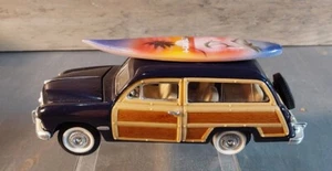 Superior 1949 Ford Woody Wagon with Hawaii Surfboard Maßstab 1:38 Die-Cast blau - Bild 1 von 7