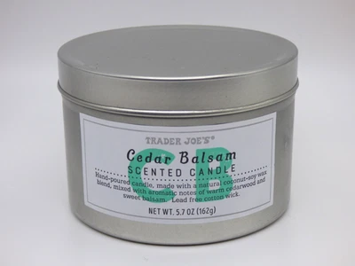 Trader Joe's - Vela perfumada con bálsamo de cedro - Mezcla de cera de soja - 20 horas de tiempo de combustión Foto 1 de 4