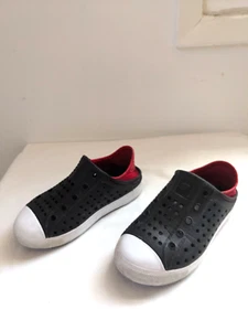 Sketchers scarpe da ragazzo in schiuma nera e rossa taglia 10 - Foto 1 di 6