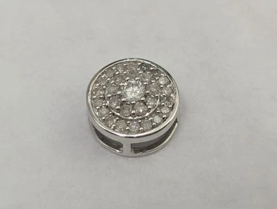 Collar redondo de oro blanco de 10 quilates con piedras de diamantes estampado de 10 k 8,6 mm x 8,6 mm Foto 1 de 4