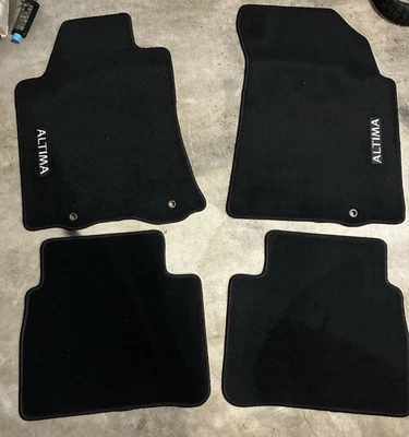 Alfombrillas negras originales Nissan Altima para 2016-2018 (juego completo) Foto 1 de 4