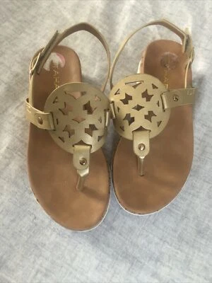 Sandalias Tahari doradas, niñas pequeñas talla 12 usadas Foto 1 de 4