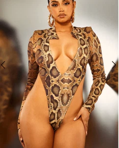 Neu mit Etikett PrettyLittleThing Body natürlicher Schlangenausschnitt Größe 6 60 $ - Bild 1 von 6