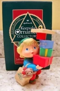 Hallmark 1990 Armful of Joy Elf KOC Club Miembro Exclusivo Adorno de Navidad - Imagen 1 de 2