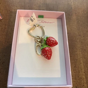 Neu im Karton Betsey Johnson Sommer Picknick Erdbeere Schlüsselanhänger mit Herzanhänger goldfarben - Bild 1 von 6