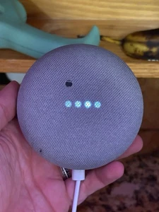 Google Home Mini Altavoz Inteligente Asistente Modelo 10395a Hoa SIN CABLE - Imagen 1 de 6